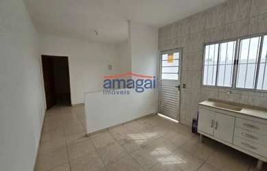 Imagem: A casa possui 2 Dormitórios, 1 Banheiro, 1 Vaga na garagem