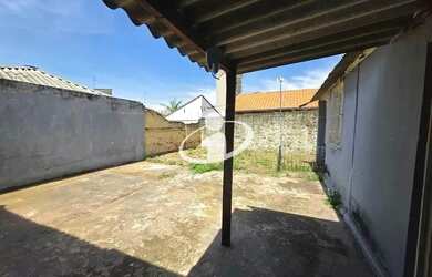 Imagem: A casa possui 3 Dormitórios, 1 Banheiro, 2 Vagas na garagem