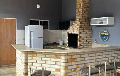 Imagem: A casa possui 3 Dormitórios, 2 Banheiros, 2 Vagas na garagem