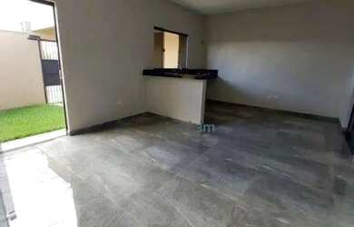 Imagem: A casa possui 3 Dormitórios, 2 Banheiros, 1 Vaga na garagem