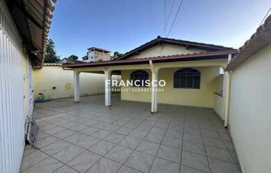 Imagem: A casa possui 3 Dormitórios, 2 Banheiros, 3 Vagas na garagem