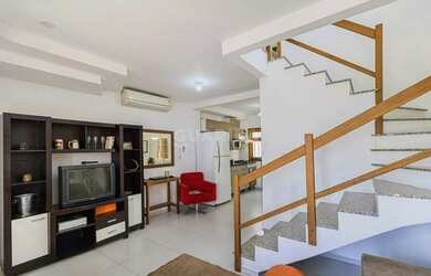 Imagem: A casa possui 2 Dormitórios, 3 Banheiros, 1 Vaga na garagem