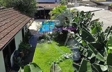 Imagem: A casa possui 5 Dormitórios, 5 Banheiros, 4 Vagas na garagem