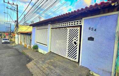 Imagem: A casa possui 3 Dormitórios, 2 Banheiros, 1 Vaga na garagem