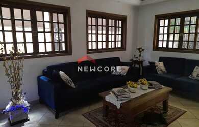 Imagem: A casa possui 4 Dormitórios, 5 Banheiros, 4 Vagas na garagem