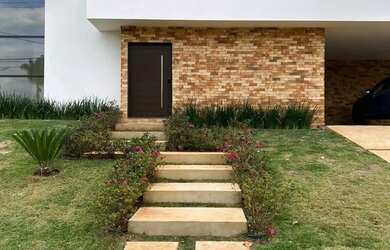 Imagem: A casa possui 4 Dormitórios, 2 Banheiros, 5 Vagas na garagem