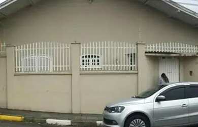 Imagem: A casa possui 4 Dormitórios, 3 Banheiros, 2 Vagas na garagem