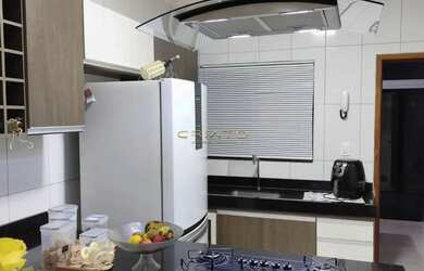 Imagem: A casa possui 3 Dormitórios, 3 Banheiros, 2 Vagas na garagem