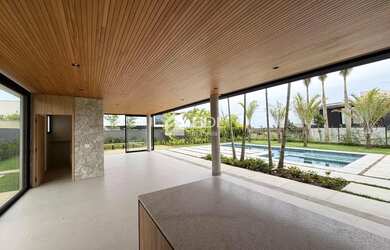 Imagem: A casa em condomínio possui 5 Dormitórios, 5 Banheiros, 4