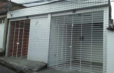 Imagem: A casa possui 3 Dormitórios, 2 Banheiros, 1 Vaga na garagem