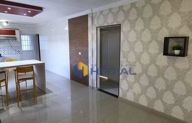 Imagem: A casa possui 3 Dormitórios, 2 Banheiros, 5 Vagas na garagem