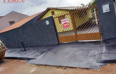 Imagem: A casae possui 2 Dormitórios, 1 Banheiro, 1 Vaga na garagem