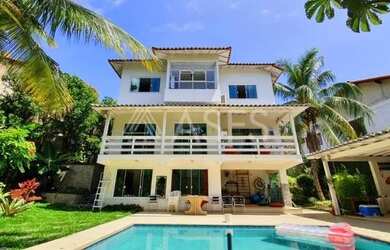 Imagem: A casa possui 5 Dormitórios, 2 Banheiros, 2 Vagas na garagem