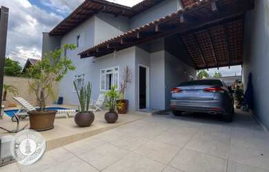 Imagem: A casa possui 3 Dormitórios, 2 Banheiros, 2 Vagas na garagem