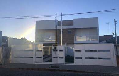 Imagem: A casa possui 3 Dormitórios, 2 Banheiros, 2 Vagas na garagem