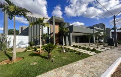 Imagem: A casa em condomínio possui 5 Dormitórios, 5 Banheiros, 4