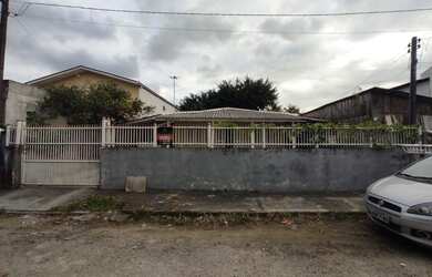 Imagem: A casa possui 3 Dormitórios, 2 Banheiros, 1 Vaga na garagem