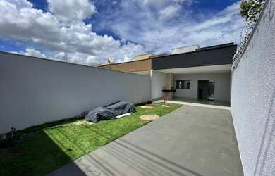 Imagem: A casa possui 3 Dormitórios, 1 Banheiro, 3 Vagas na garagem