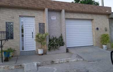 Imagem: A casa possui 3 Dormitórios, 2 Banheiros e 1 Vaga na garagem