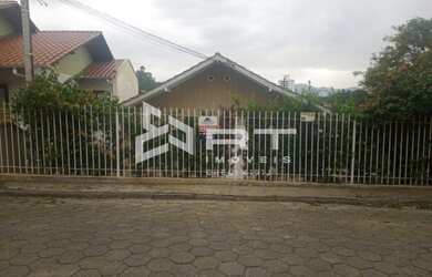 Imagem: A casa possui 2 Dormitórios, 1 Banheiro, 2 Vagas na garagem
