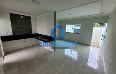 Imagem: A casa possui 3 Dormitórios, 2 Banheiros, 1 Vaga na garagem