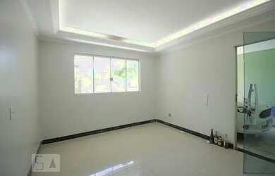 Imagem: A casa possui 2 Dormitórios, 2 Banheiros, 1 Vaga na garagem