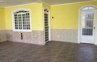 Imagem: A casa possui 3 Dormitórios, 2 Banheiros, 2 Vagas na garagem