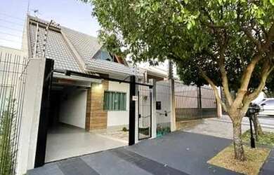 Imagem: A casa possui 3 Dormitórios, 3 Banheiros, 2 Vagas na garagem