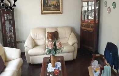 Imagem: A casa possui 3 Dormitórios, 2 Banheiros, 5 Vagas na garagem