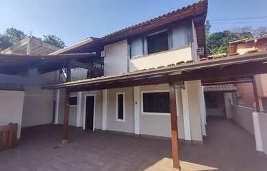 Imagem: A casa possui 5 Dormitórios, 3 Banheiros, 1 Vaga na garagem