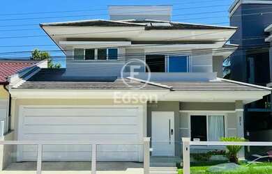 Imagem: A casa possui 3 Dormitórios, 4 Banheiros, 2 Vagas na garagem