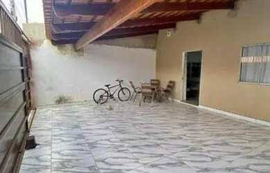 Imagem: A casa possui 3 Dormitórios, 2 Banheiros, 1 Vaga na garagem