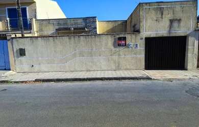 Imagem: A casa possui 3 Dormitórios, 1 Banheiro, 2 Vagas na garagem