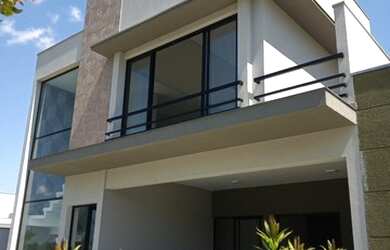 Imagem: A casa em condomínio possui 4 Dormitórios, 5 Banheiros, 4