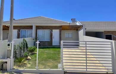 Imagem: A casa possui 2 Dormitórios, 1 Banheiro, 2 Vagas na garagem