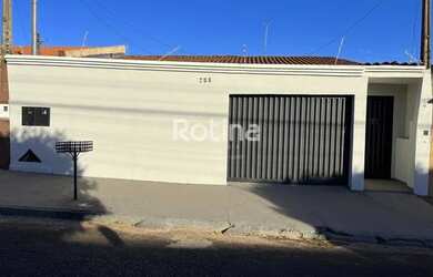 Imagem: A casa possui 3 Dormitórios, 1 Banheiro, 2 Vagas na garagem