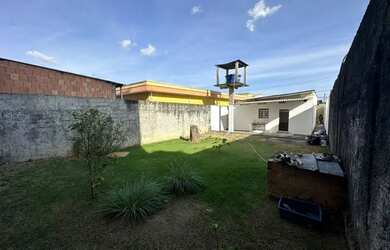 Imagem: A casa possui 2 Dormitórios, 1 Banheiro, 2 Vagas na garagem