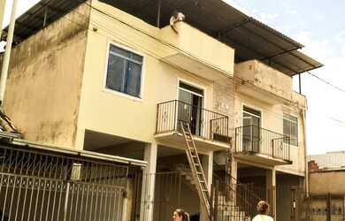 Imagem: A casa possui 2 Dormitórios, 1 Banheiro e 2 Vagas na garagem