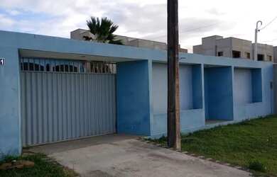 Imagem: A casa possui 3 Dormitórios, 2 Banheiros, 3 Vagas na garagem