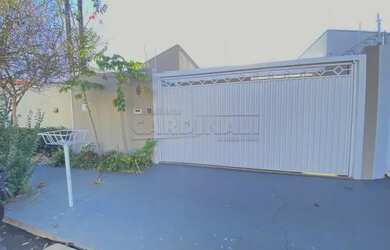 Imagem: A casa possui 3 Dormitórios, 2 Banheiros, 3 Vagas na garagem