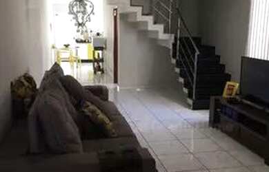 Imagem: A casa possui 3 Dormitórios, 3 Banheiros, 4 Vagas na garagem