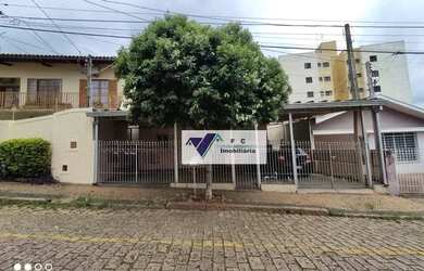 Imagem: A casa possui 3 Dormitórios, 1 Banheiro, 3 Vagas na garagem