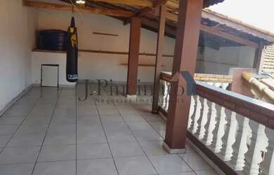 Imagem: A casa possui 2 Dormitórios, 2 Banheiros, 2 Vagas na garagem