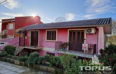 Imagem: A casa possui 5 Dormitórios, 2 Banheiros, 1 Vaga na garagem