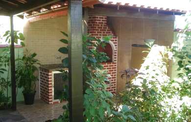 Imagem: A casa possui 5 Dormitórios, 1 Banheiro, 5 Vagas na garagem