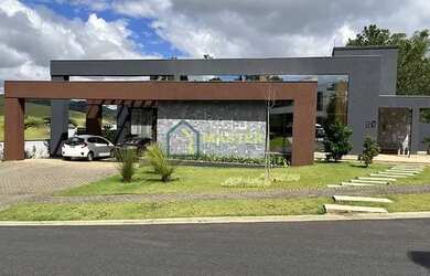 Imagem: A casa possui 3 Dormitórios, 4 Banheiros, 4 Vagas na garagem