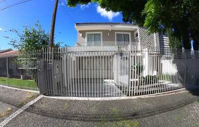 Imagem: A casa possui 3 Dormitórios, 1 Banheiro, 2 Vagas na garagem