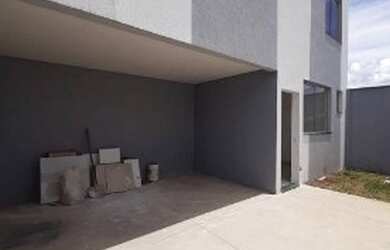 Imagem: A casa possui 3 Dormitórios, 3 Banheiros, 2 Vagas na garagem