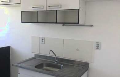 Imagem: O apartamento possui 2 Dormitórios, 1 Banheiro, 1 Vaga na garagem