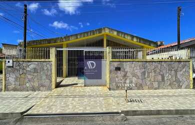 Imagem: A casa possui 4 Dormitórios, 3 Banheiros, 2 Vagas na garagem